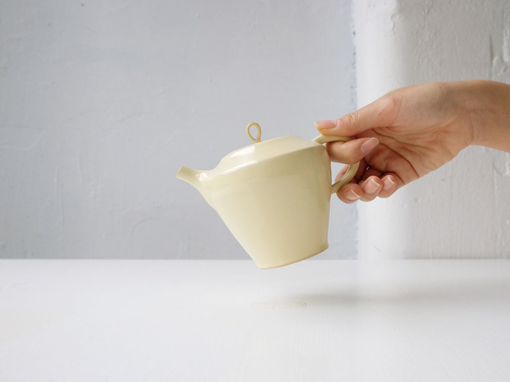 Cream Coloured Tea Pot by Okaueyakumo