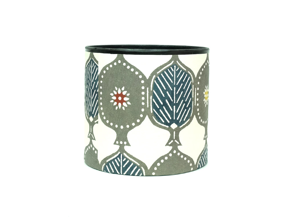 
                  
                    Keijusha washi cylinder case : Leaf pattern Gray
                  
                