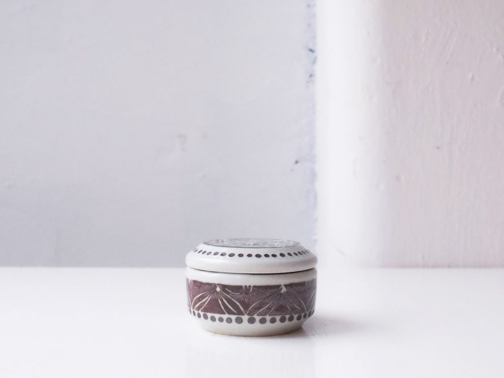 
                  
                    [wholesale] Floral Patterned pot with Lid by Tomoka Nomura
                  
                