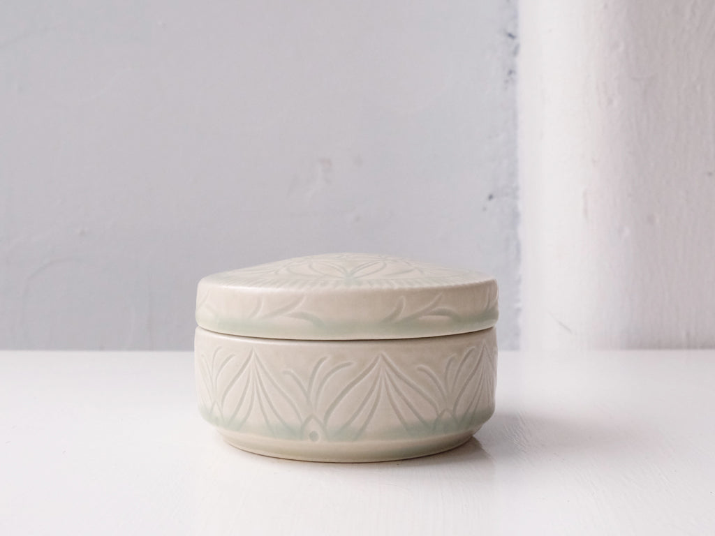 
                  
                    Flower Motif Ash White Pot with Lid by Tomoka Nomura
                  
                