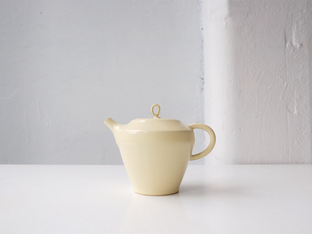 
                  
                    Cream Coloured Tea Pot by Okaueyakumo
                  
                