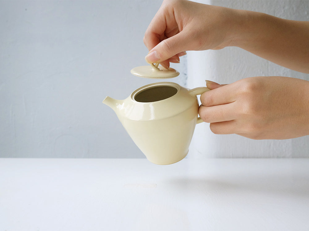 
                  
                    Cream Coloured Tea Pot by Okaueyakumo
                  
                