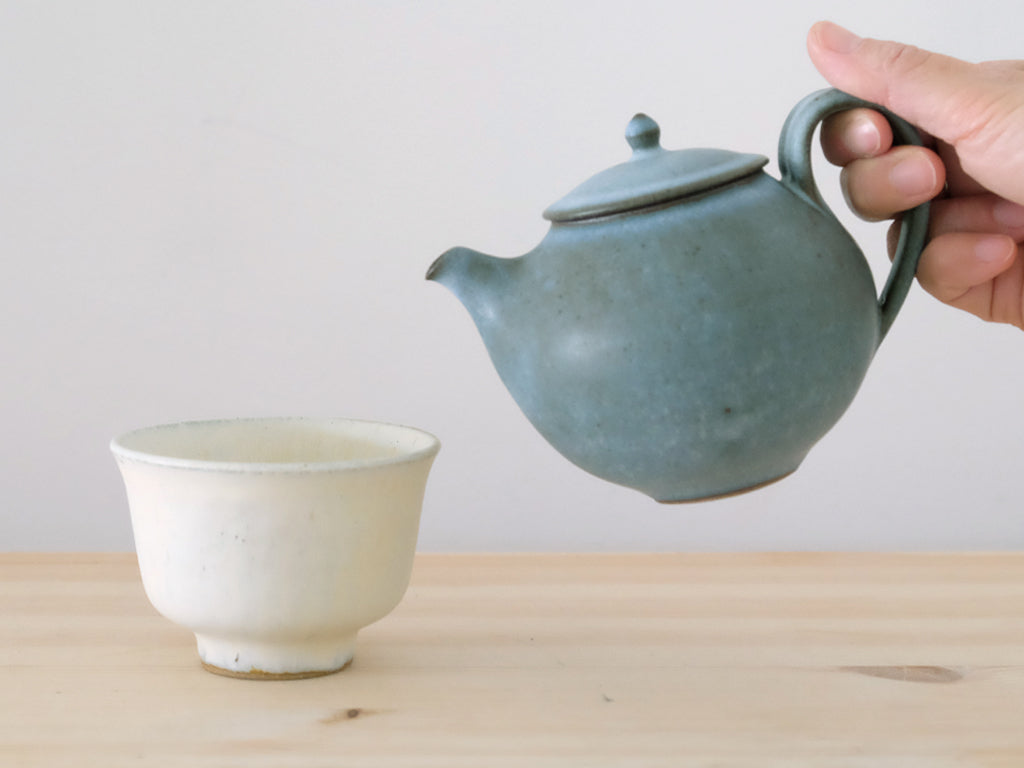 
                  
                    Kumidashi and Teapot
                  
                
